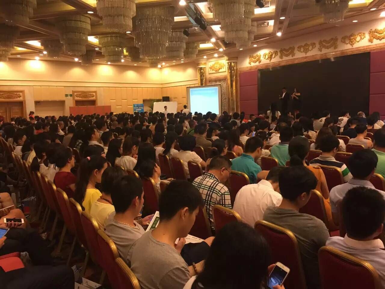 第一頁(yè)6月7場(chǎng)線下交流培訓(xùn)會(huì)匯聚上千名外貿(mào)人，火爆各地外貿(mào)圈